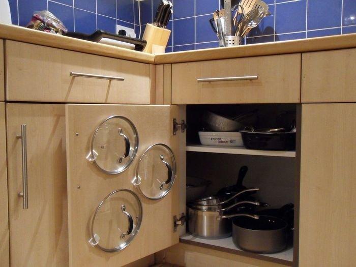 Хранение посуды на дверце кухонного шкафчика